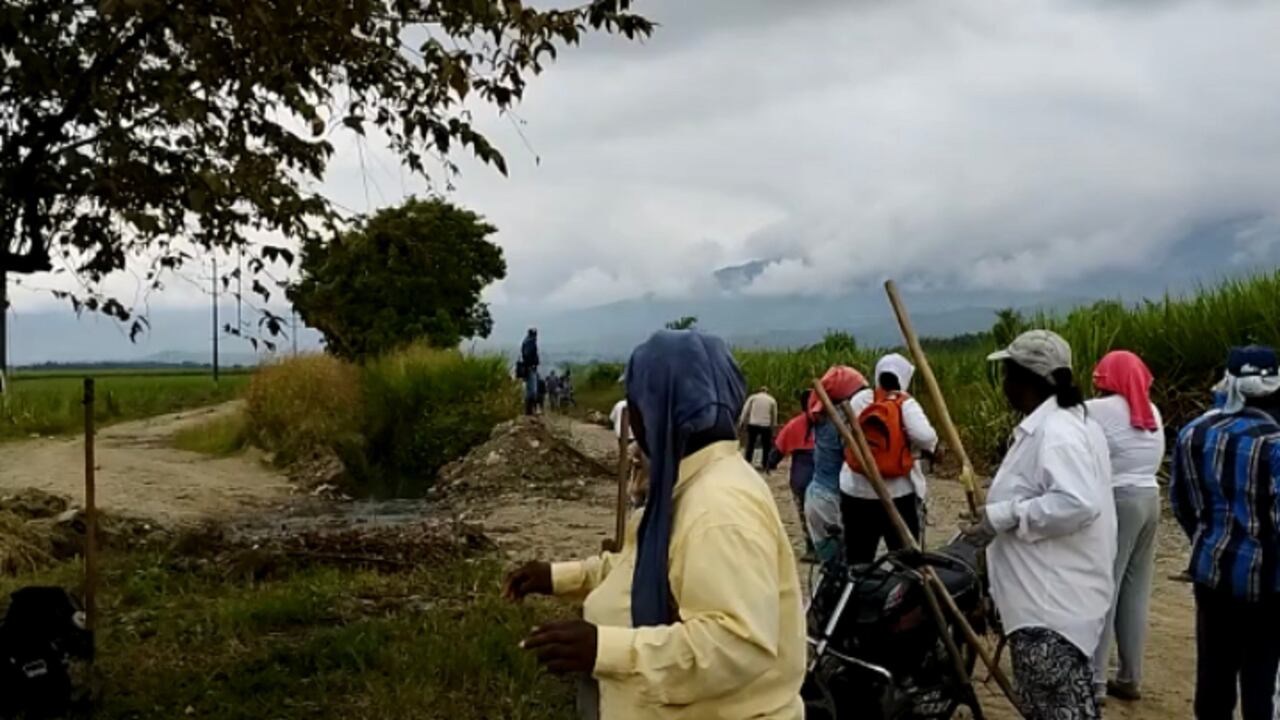 La confrontación se produjo cuando indígenas intentaron ingresar al predio y al intentar a oponerse a ello, dos afrodescendientes resultaron lesionados.