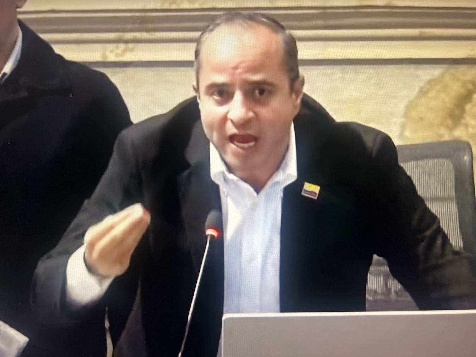 Juan Espinal asumiendo las funciones de Andrés Calle mientras él hablaba con sus asesores.