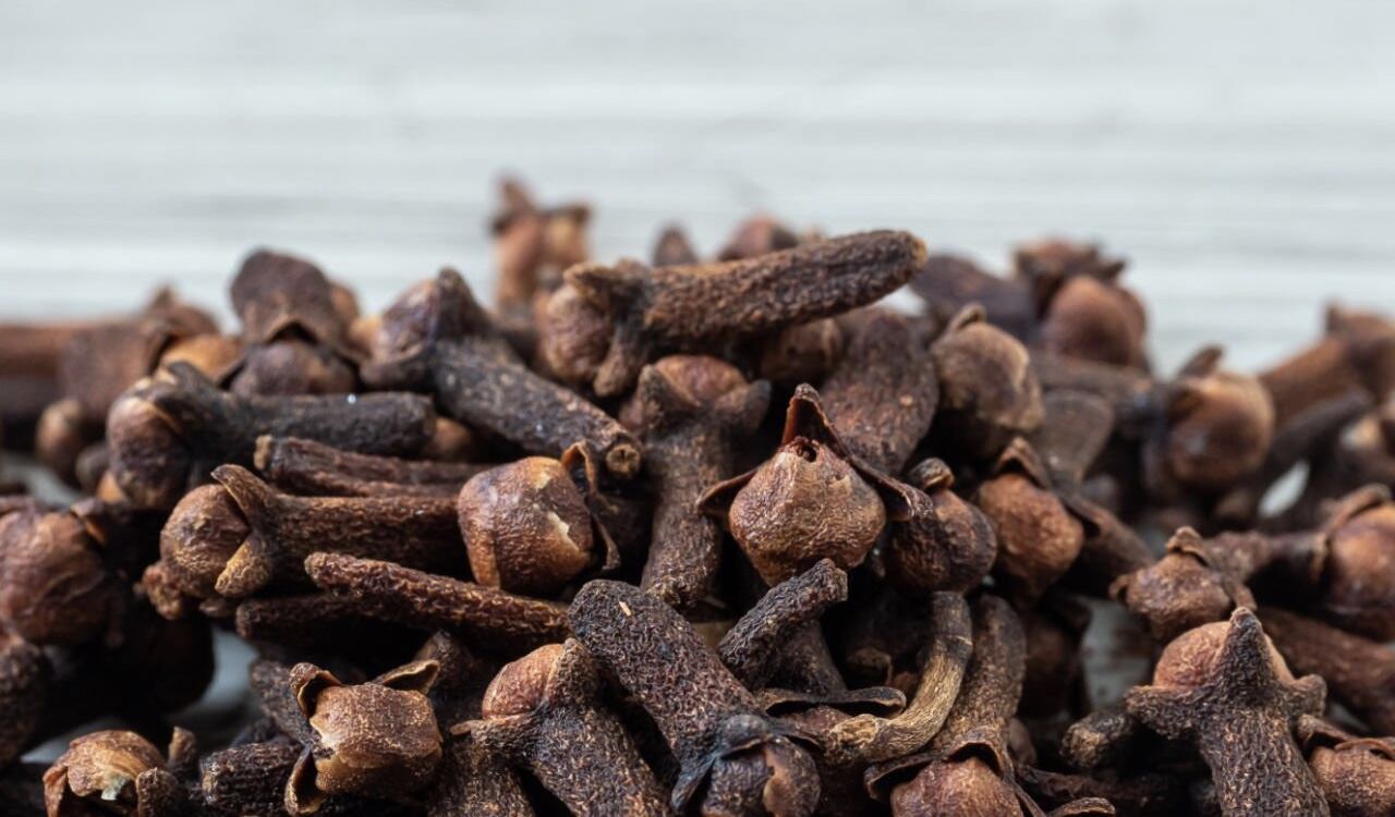 cuando este ingrediente se utiliza directamente sobre la piel, el aceite de clavo ayuda a la cicatrización, disminuye la inflamación e irritaciones y tiene una acción antiséptica.