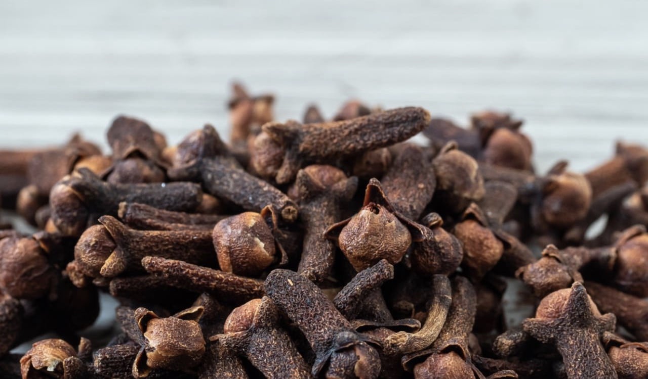 cuando este ingrediente se utiliza directamente sobre la piel, el aceite de clavo ayuda a la cicatrización, disminuye la inflamación e irritaciones y tiene una acción antiséptica.