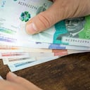 Manos rebiendo dinero billetes fondo blanco Dinero Colombia pesos Colombianos