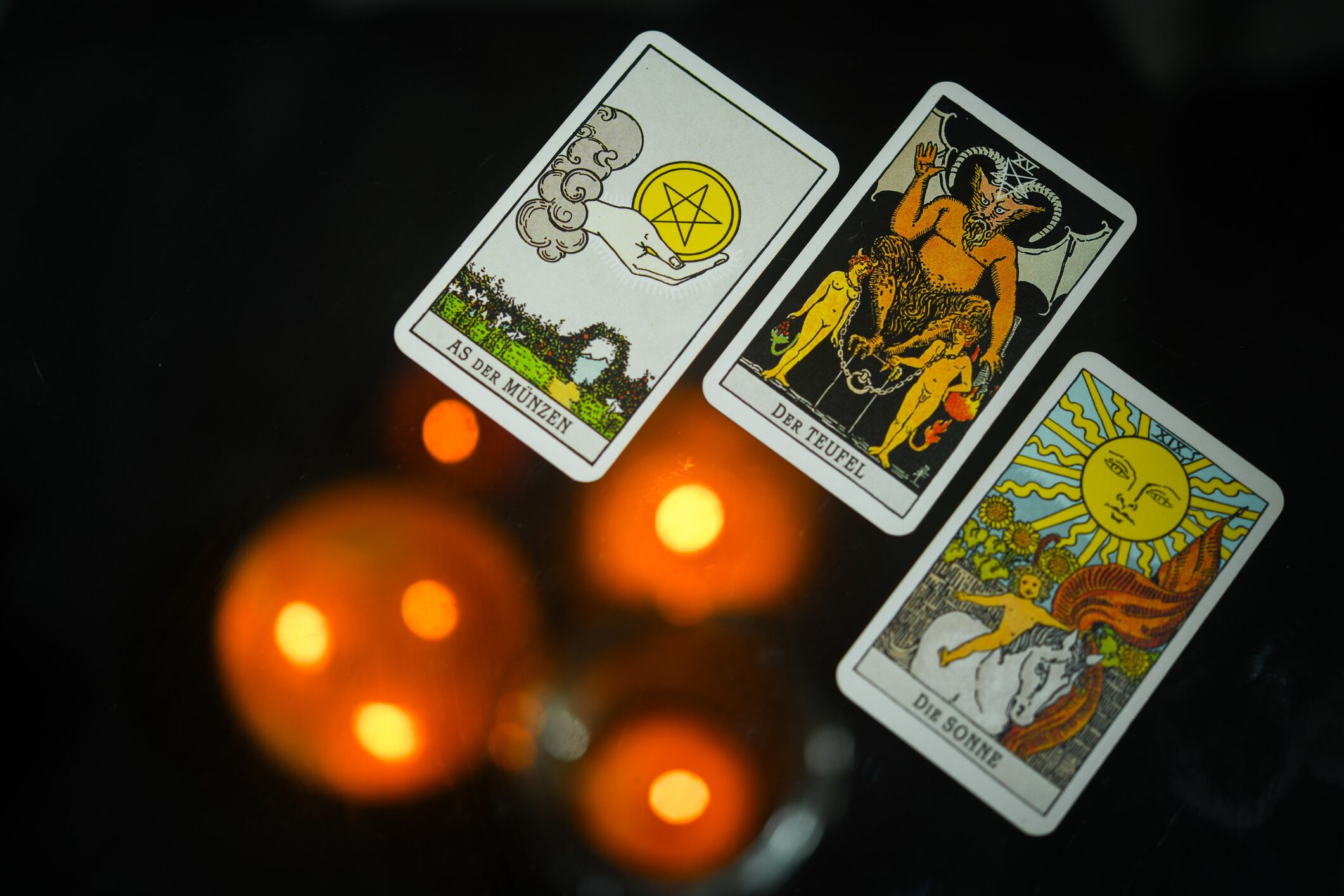 Algunas personas acuden a la lectura de cartas del Tarot para conocer su destino.