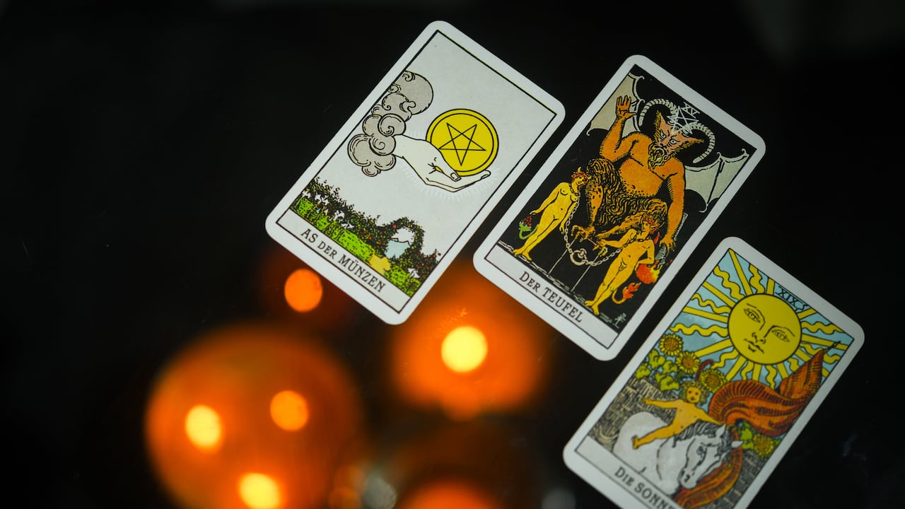 Algunas personas acuden a la lectura de cartas del Tarot para conocer su destino.