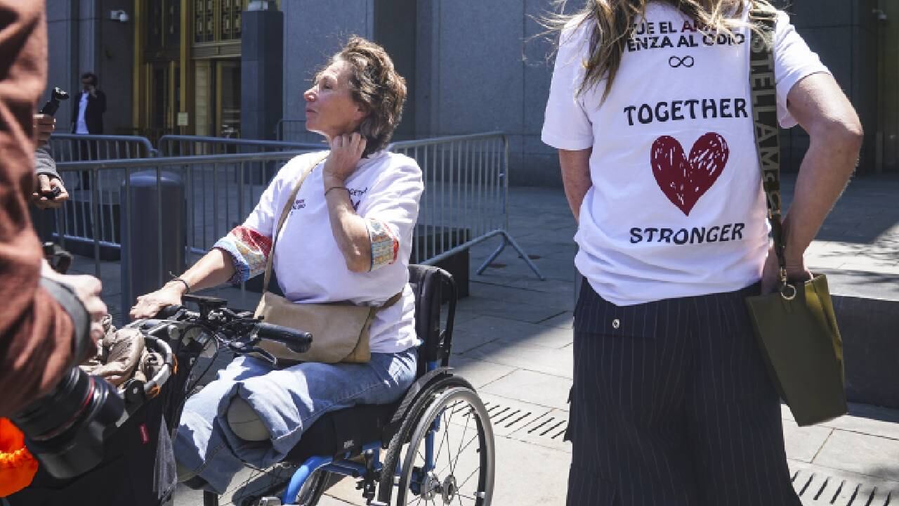 Marion Van Reeth, a la izquierda, sale de la corte federal de Manhattan después de hacer una declaración en la audiencia de sentencia del extremista islámico Sayfullo Saipov.