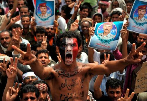 Manifestantes antigubernamentales yemeníes corean consignas durante una manifestación para pedir la salida del poder del presidente yemení, Ali Abdulá Saleh, en Saná, Yemen. Foto: EFE