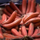 Plátanos rojos en un mercado