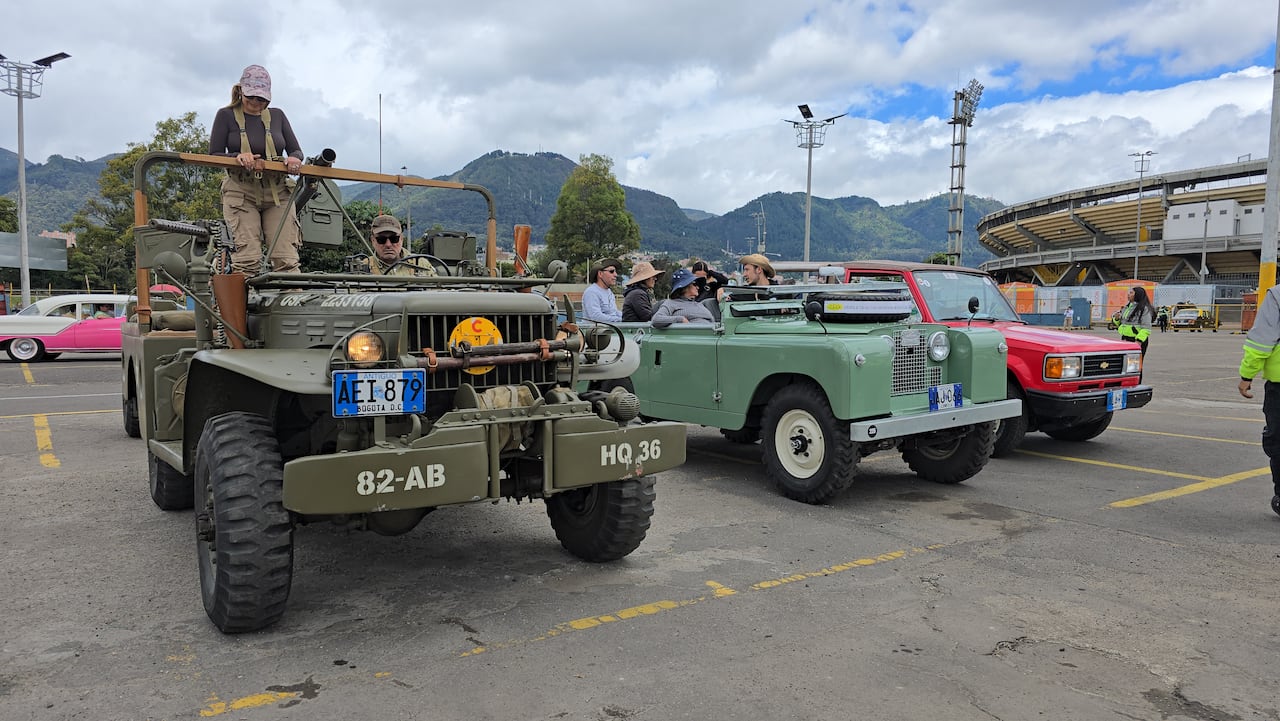 El desfile de carros clásicos y antiguos tuvo gran acogida en Bogotá.