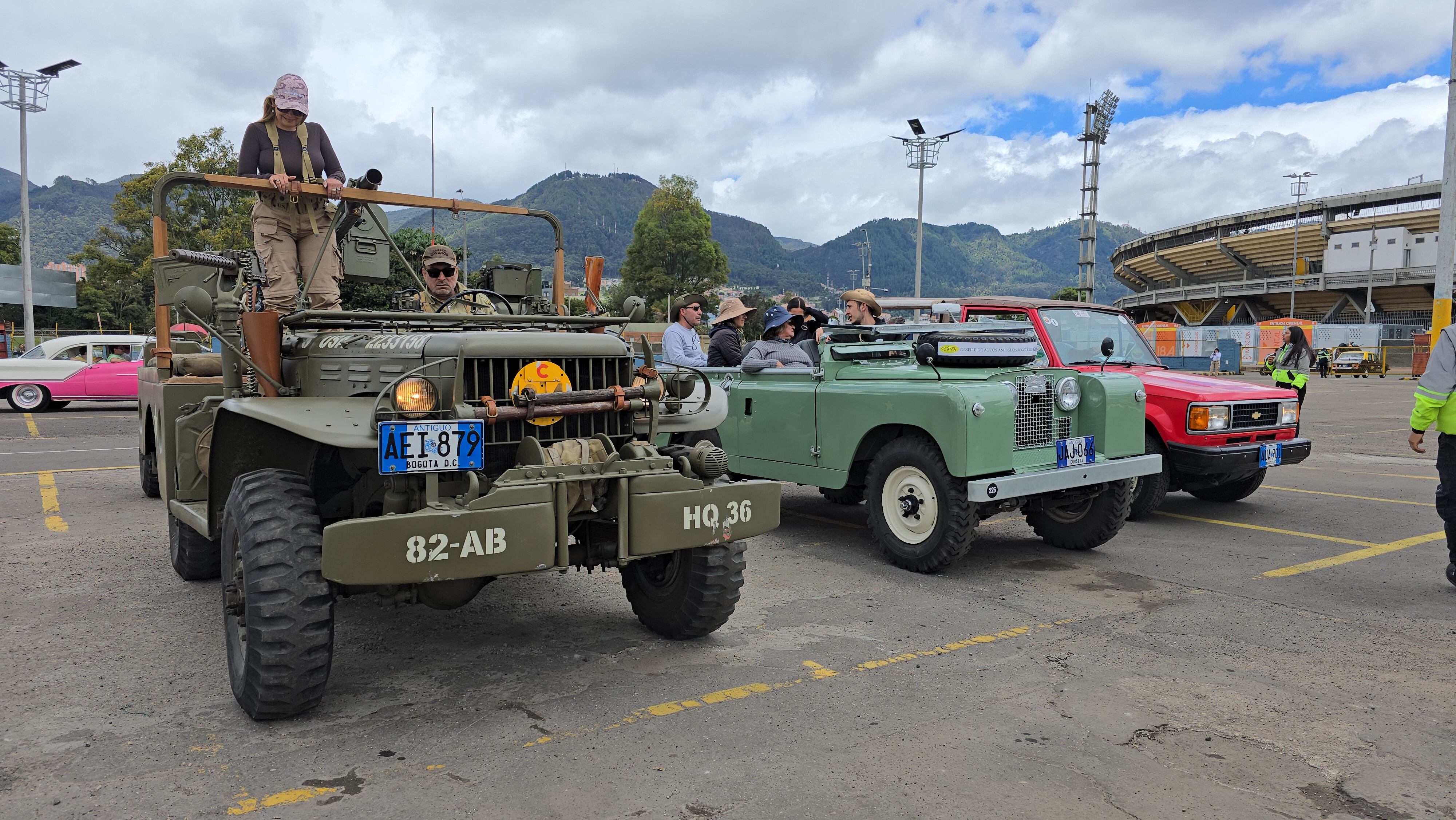 El desfile de carros clásicos y antiguos tuvo gran acogida en Bogotá.