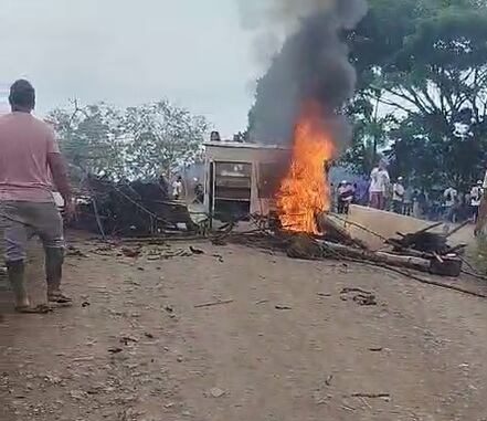 Algunos campesinos, buscando evitar el paso de las tropas hacia la parte interior del Cañón del Micay, queman hasta escritorios en varios puntos de las vías de acceso.
