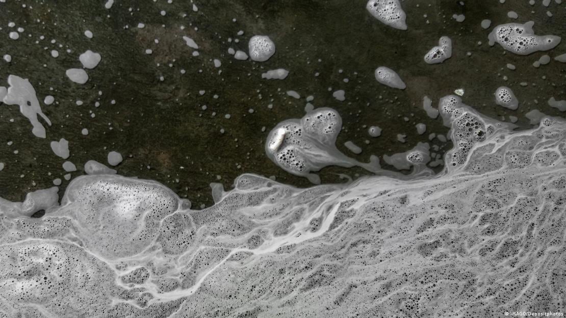 Frente a este panorama, científicos han desarrollado un recubrimiento textil basado en polímeros para evitar el uso de detergentes.