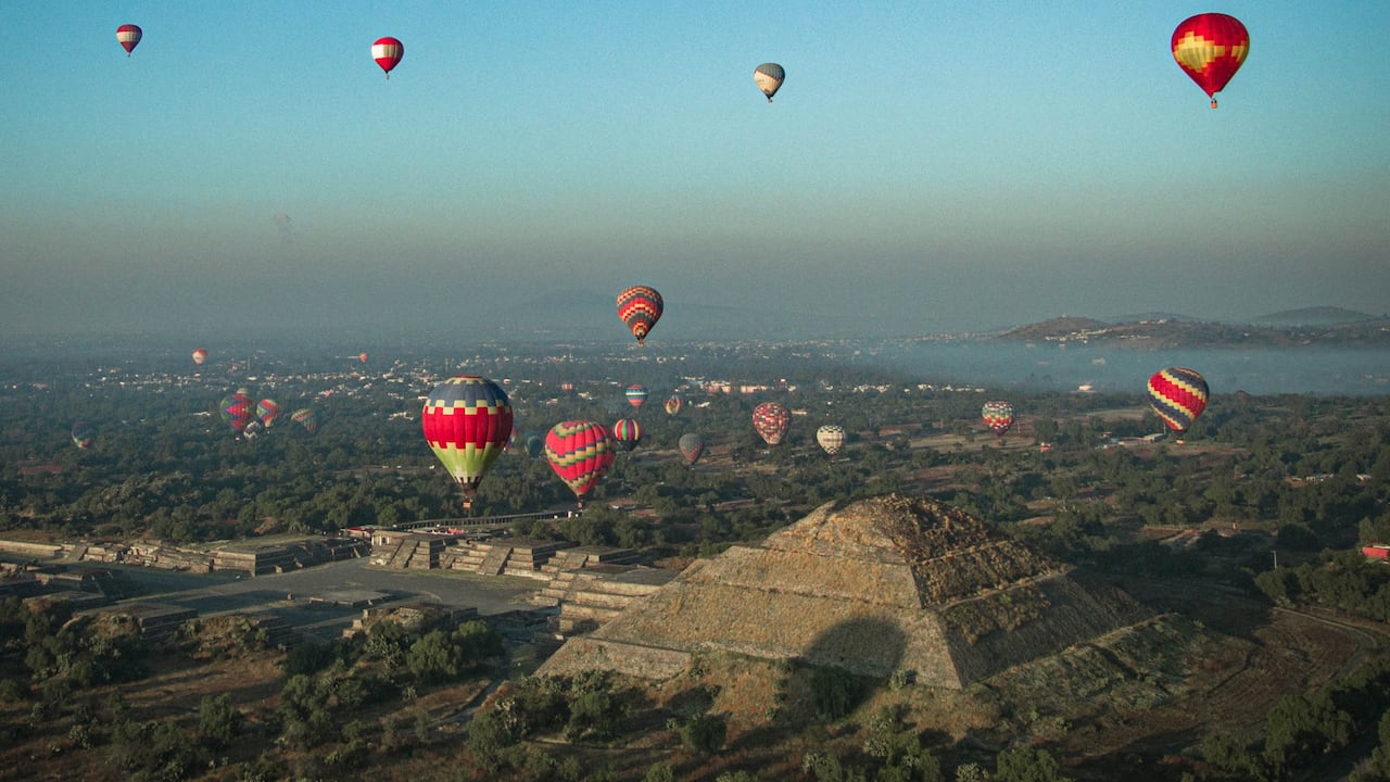 En el complejo arqueológico de Teotihuacán, muy cerca a CDMX, también a planes que incluyen viajes en globo.