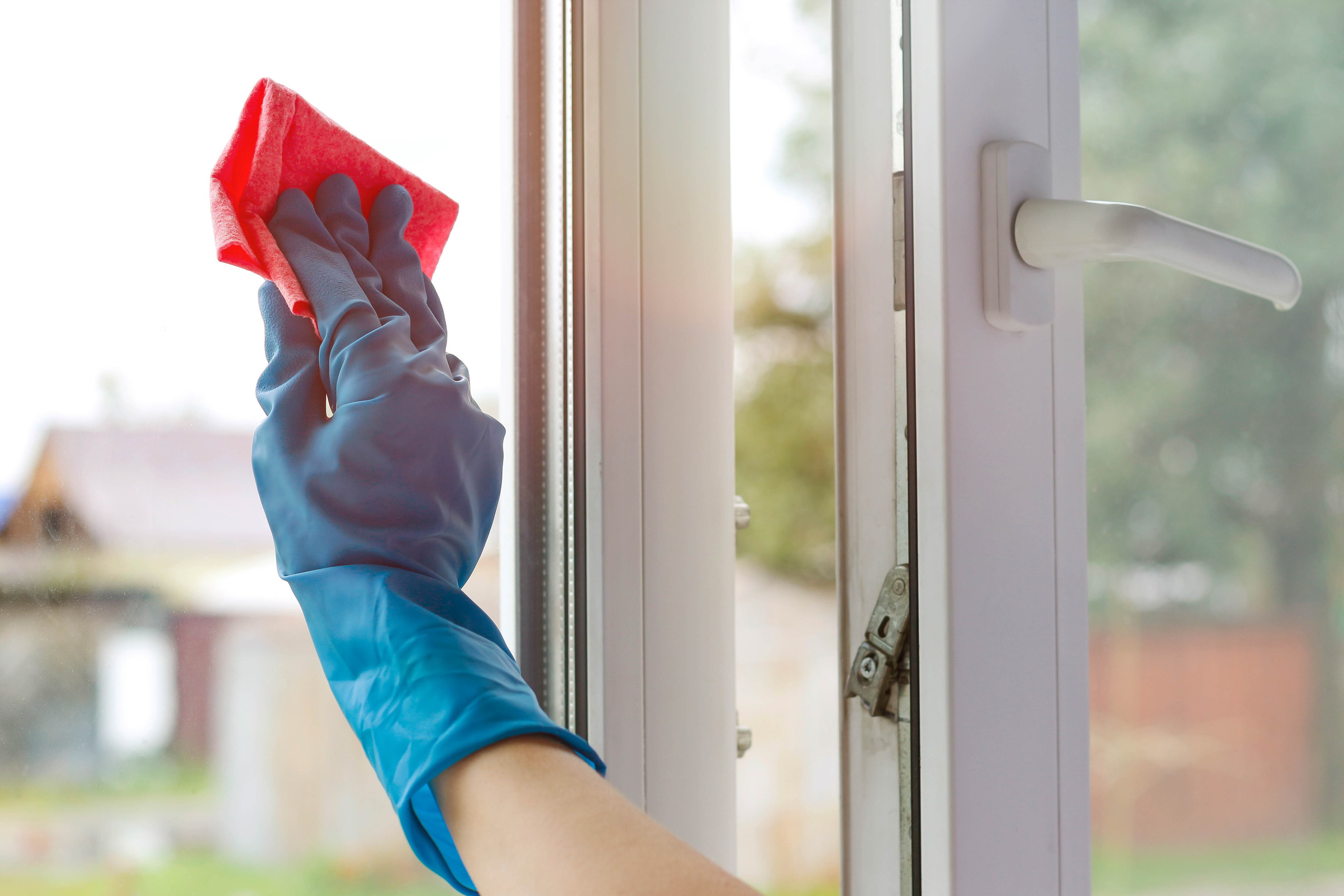 Los espejos se pueden limpiar con papel periódico.