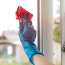 Los espejos se pueden limpiar con papel periódico.