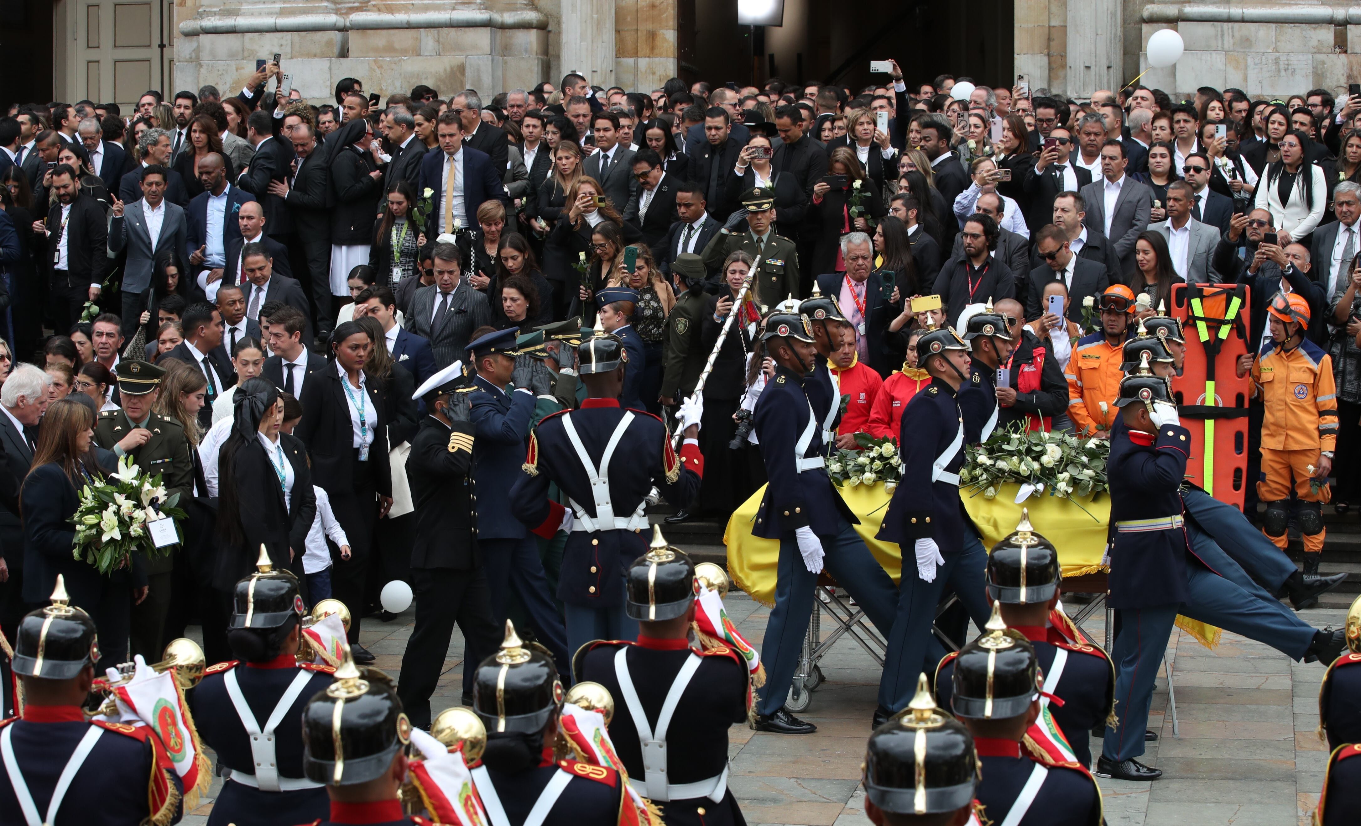 Funeral de Miguel Uribe Turbay, salida de la Catedral Primada