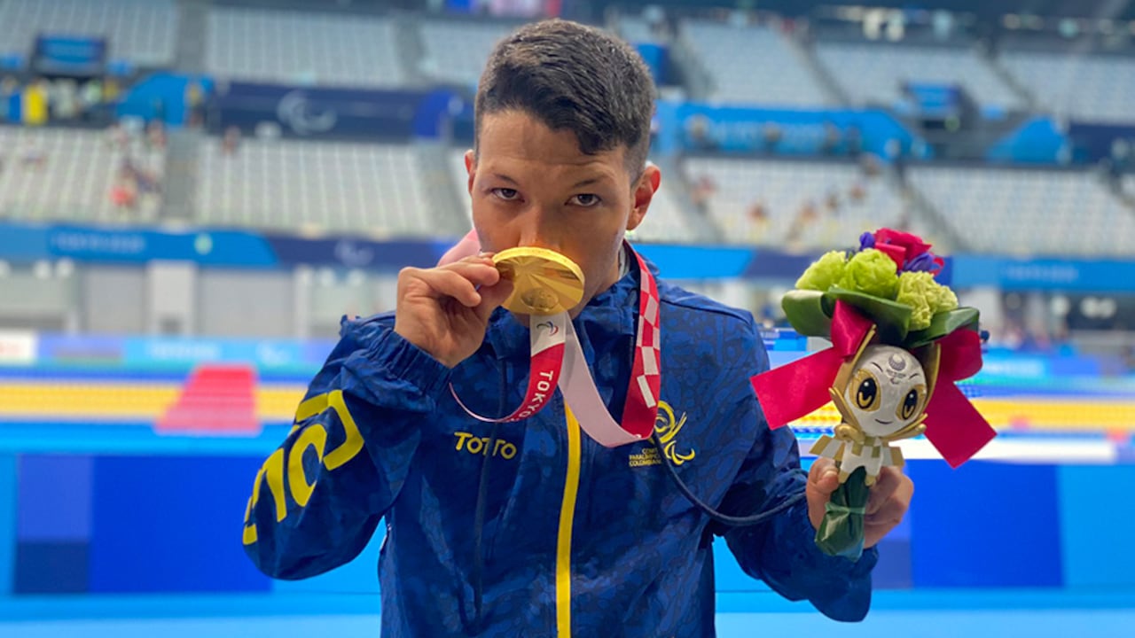 Nelson Crispín, nadador paralímpico que ganó medalla de oro en los juegos Olímpicos de Tokyo 2021.