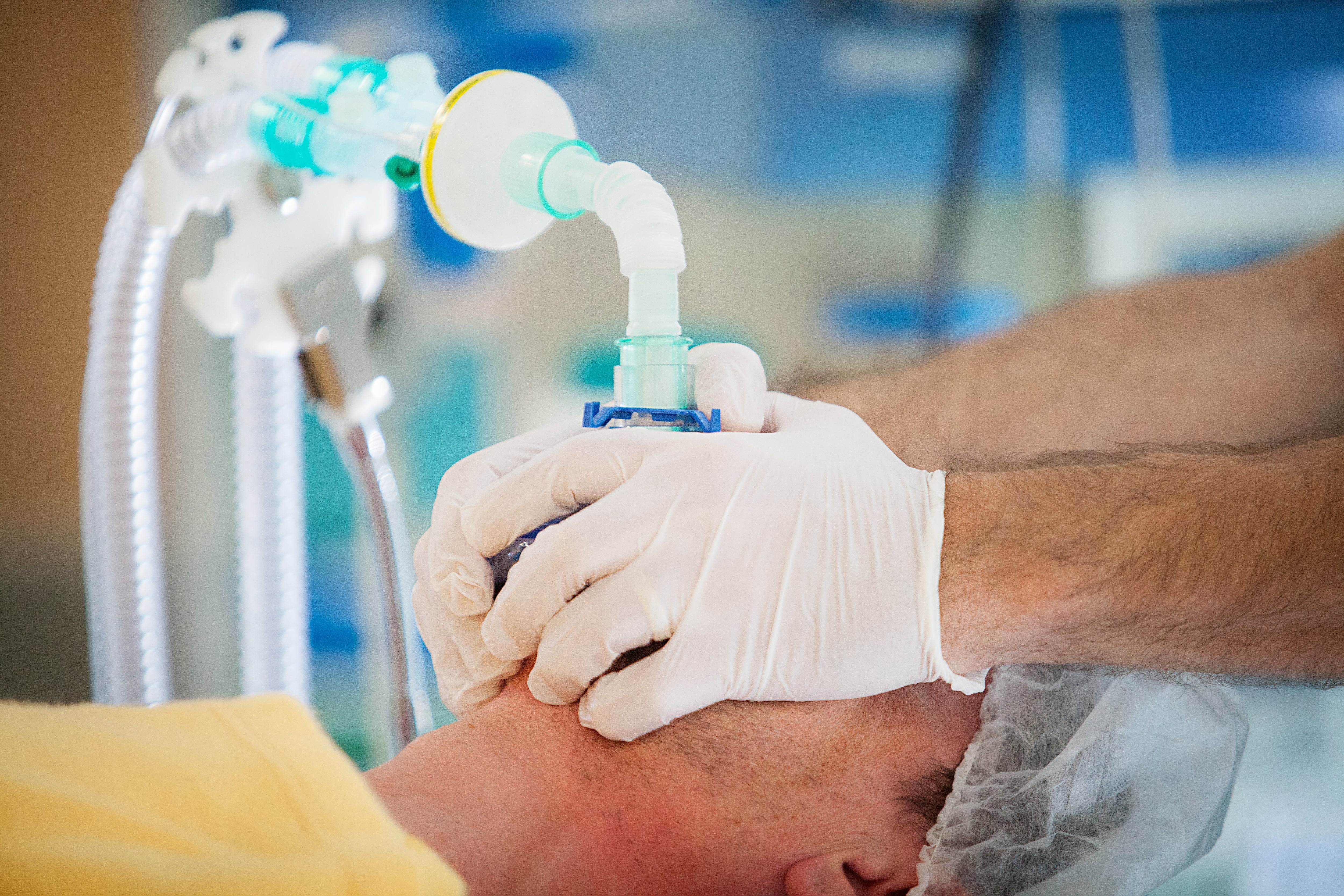 Hombre con una máscara. Imagen de referencia