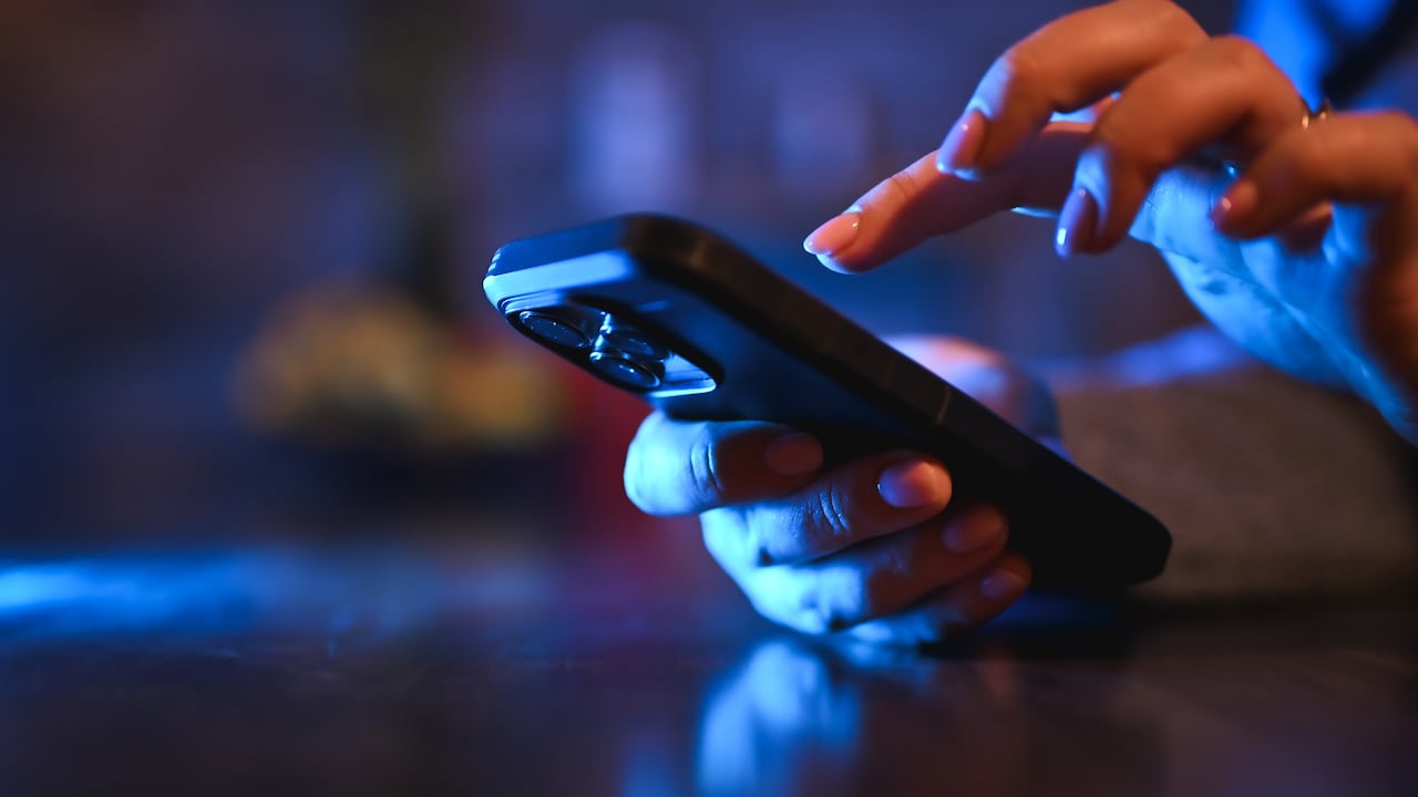 Persona sujetando un dispositivo móvil.
