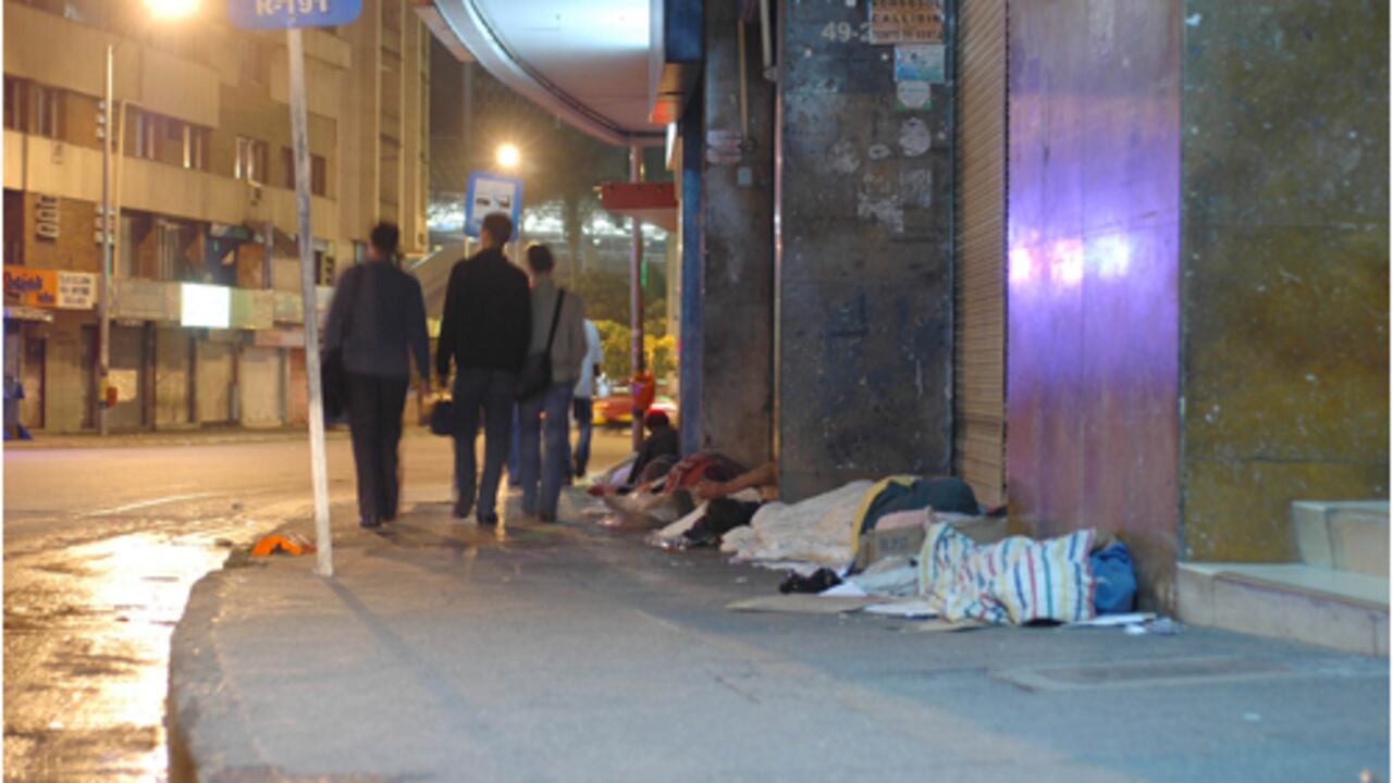 Los habitantes de las calles del centro de Medellín han aprendido que no todas las aceras son para dormir. Hay muchos lugares vetados para ellos que si se atreven a cruzarlos se exponen a ser golpeados por grupos de vigilancia ilegales.