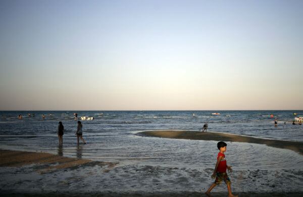 Una niña juega en la playa del Mar Rojo, alrededor de 137 kilómetros al oeste de El Cairo, Egipto. (AP) 