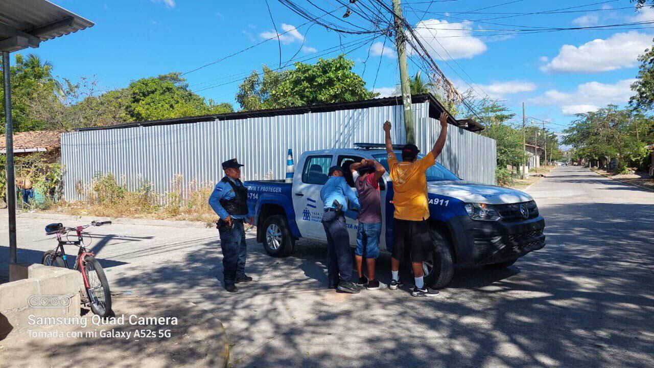Las Policía hondureña realiza patrullajes con registros preventivos en varios puntos estratégicos.