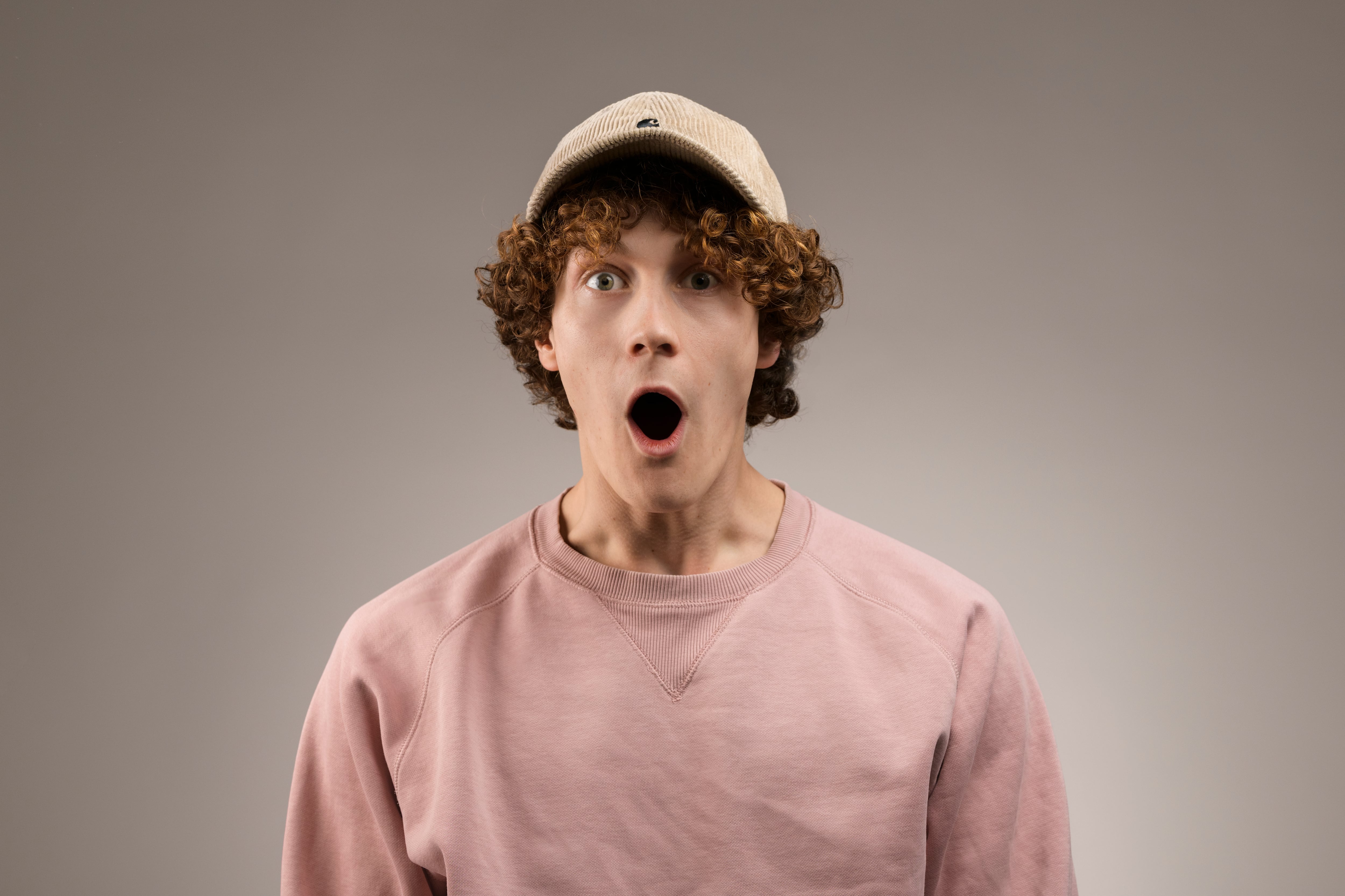 El significado de usar gorra todos los días, según la psicología