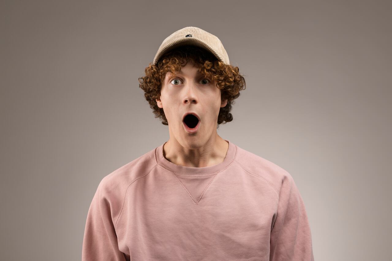 El significado de usar gorra todos los días, según la psicología