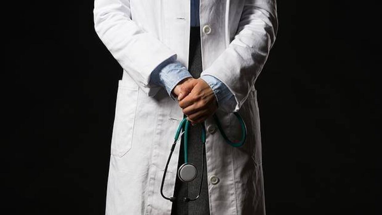 El paramédico y su esposa reciben control telefónico diario de la Secretaría de Salud, que según explicó "está aislado, en buen estado y asintomático".