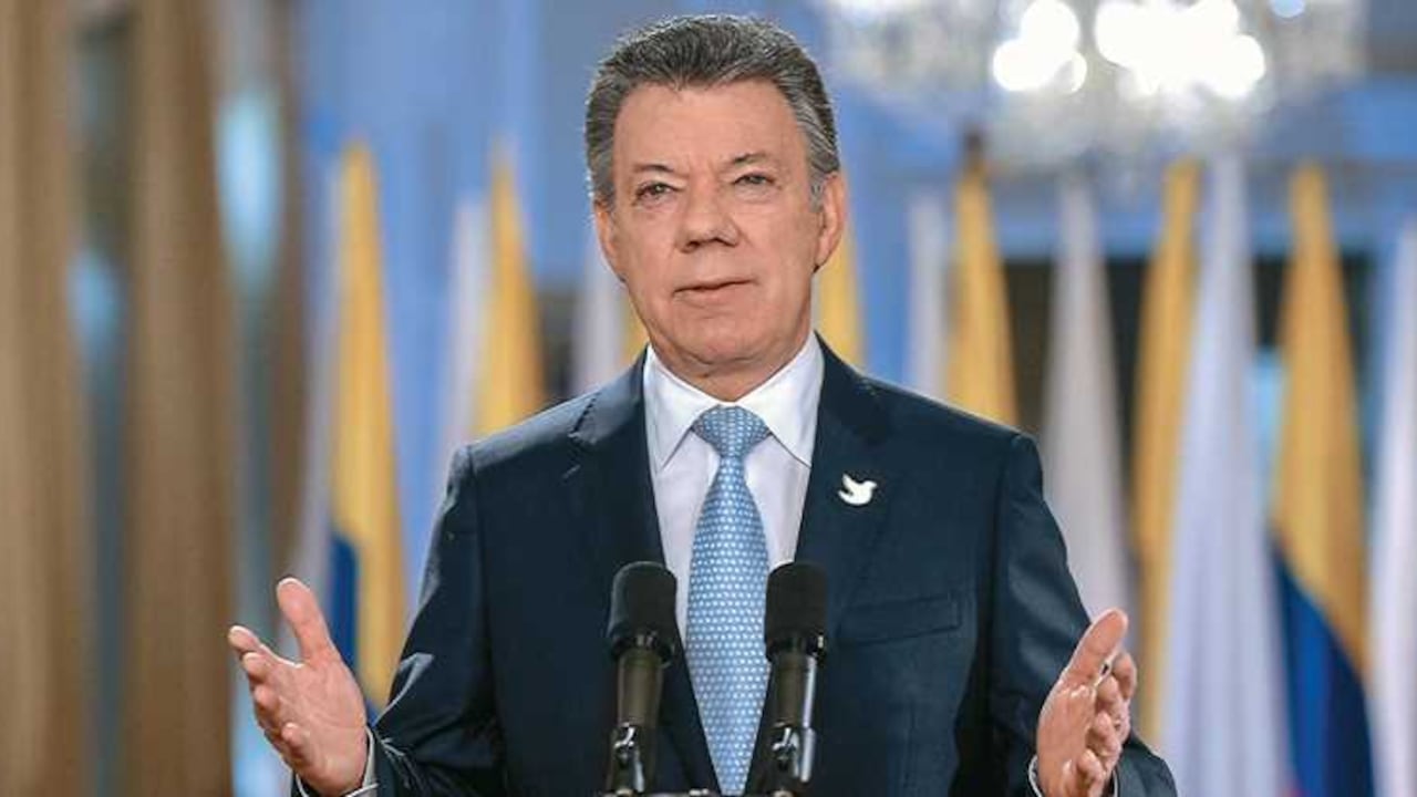 El presidente Santos, el miércoles, anunció el fin de las negociaciones. Al día siguiente declaró el cese al fuego definitivo con las Farc.
