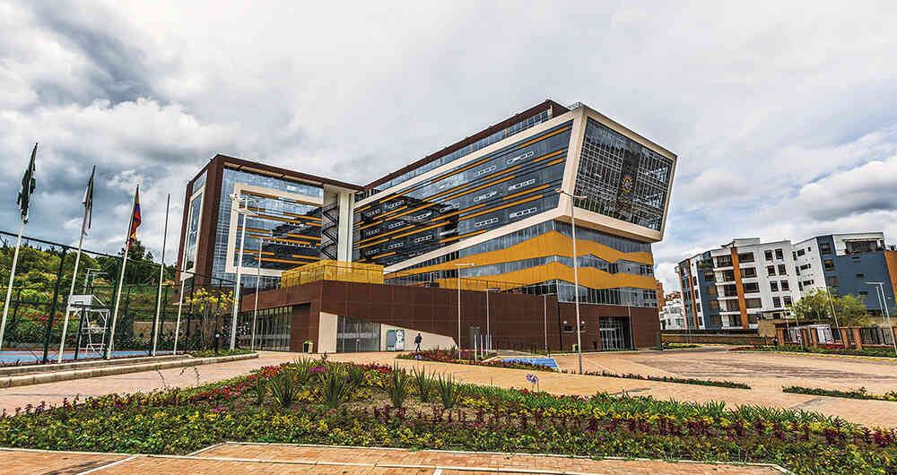 En Tunja, la Universidad Santo Tomás inauguró este moderno edificio de 21.164 metros cuadrados.