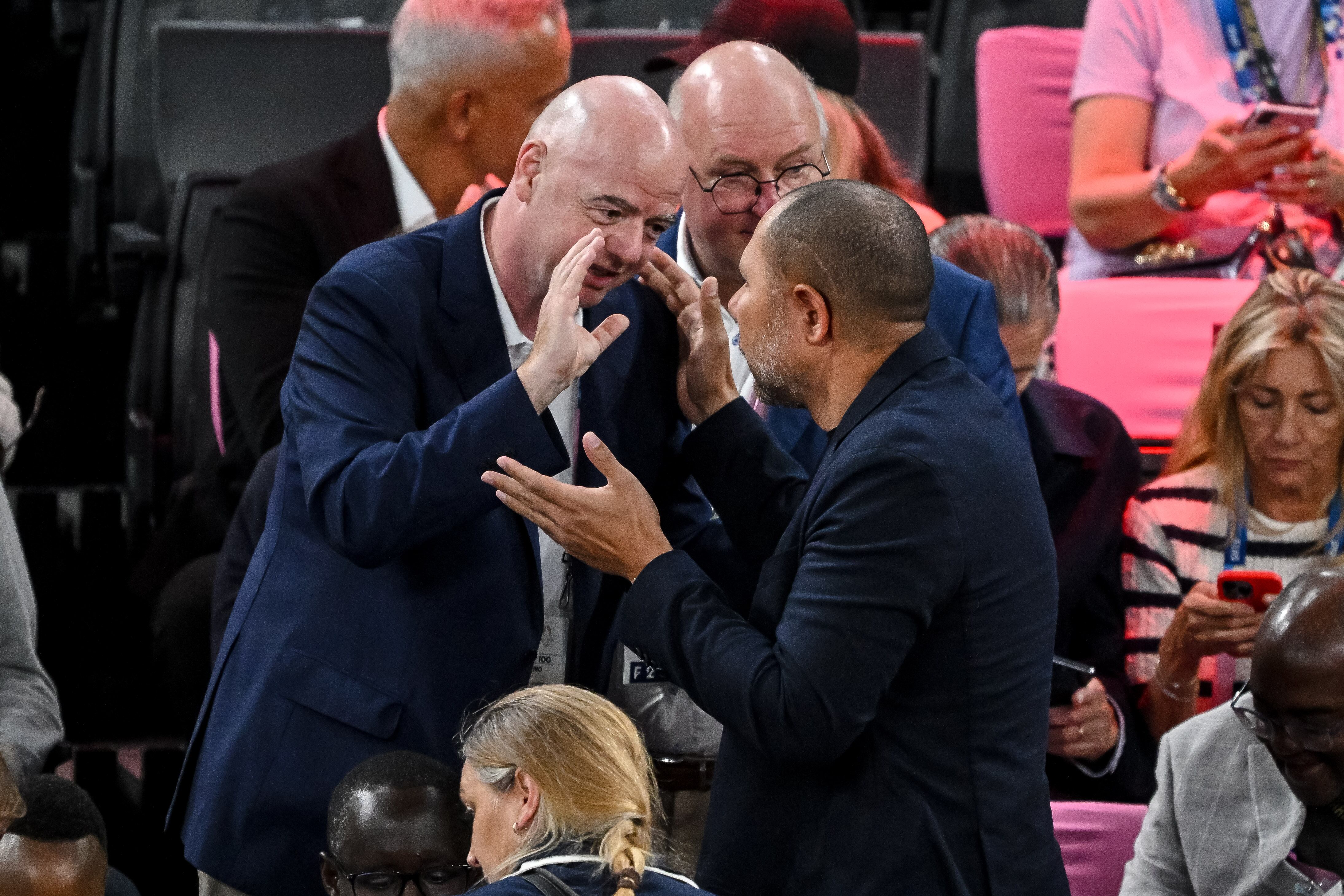 Yamil Bukele hablando con el presidente de Fifa, Gianni Infantino.