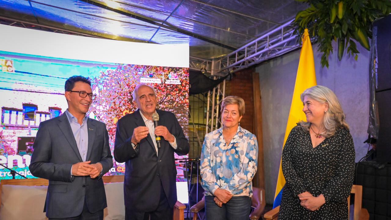 Mini cumbre política con la inauguración de "Casa Magdalena".