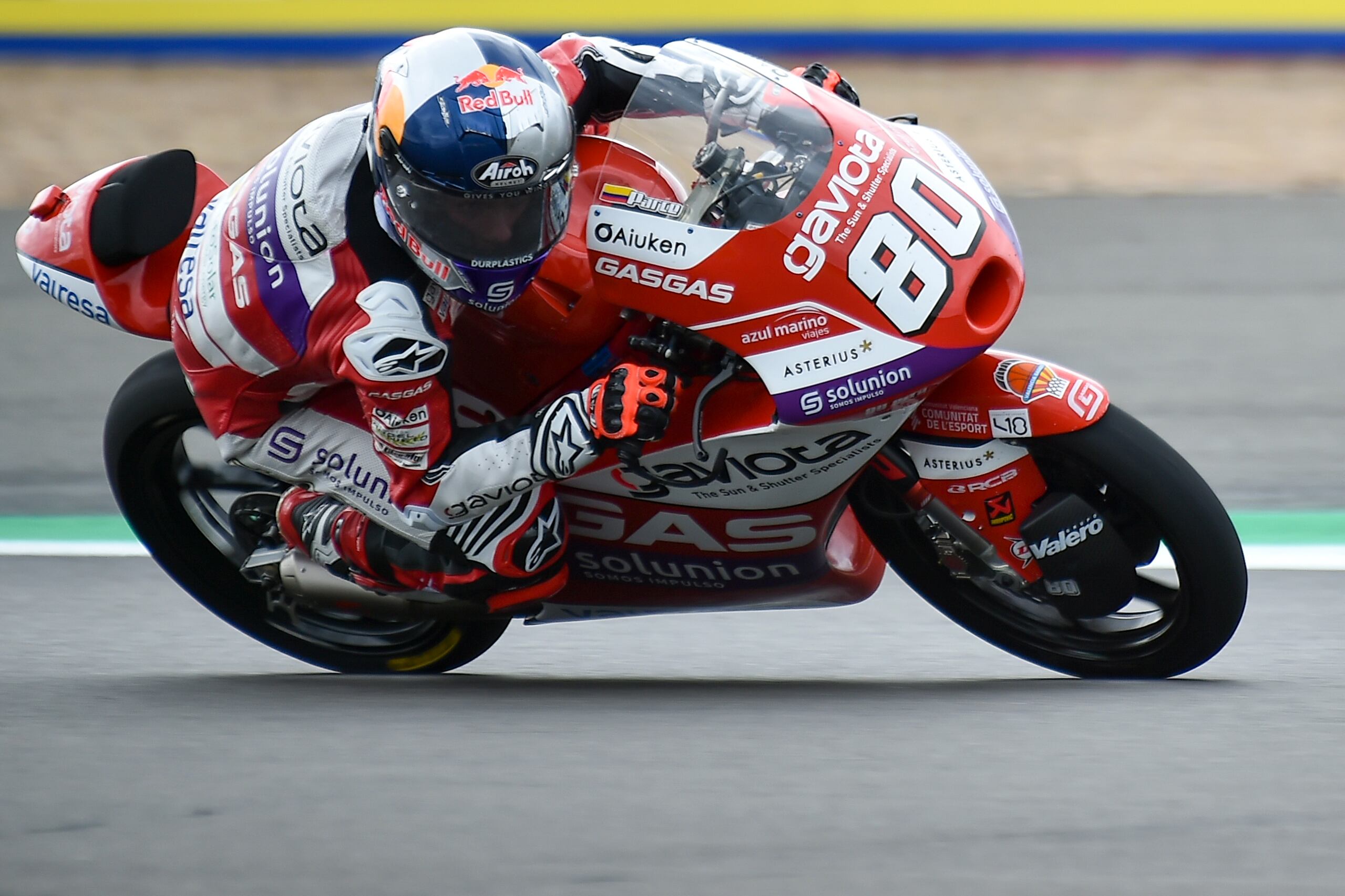 El piloto colombiano David Alonso, del Gaviota GASGAS Aspar M3, conduce su motocicleta durante la carrera de Moto 3 del Gran Premio Británico de Motociclismo en el circuito de Silverstone, en Silverstone, Inglaterra, el domingo 6 de agosto de 2023. (Foto AP/Rui Vieira)