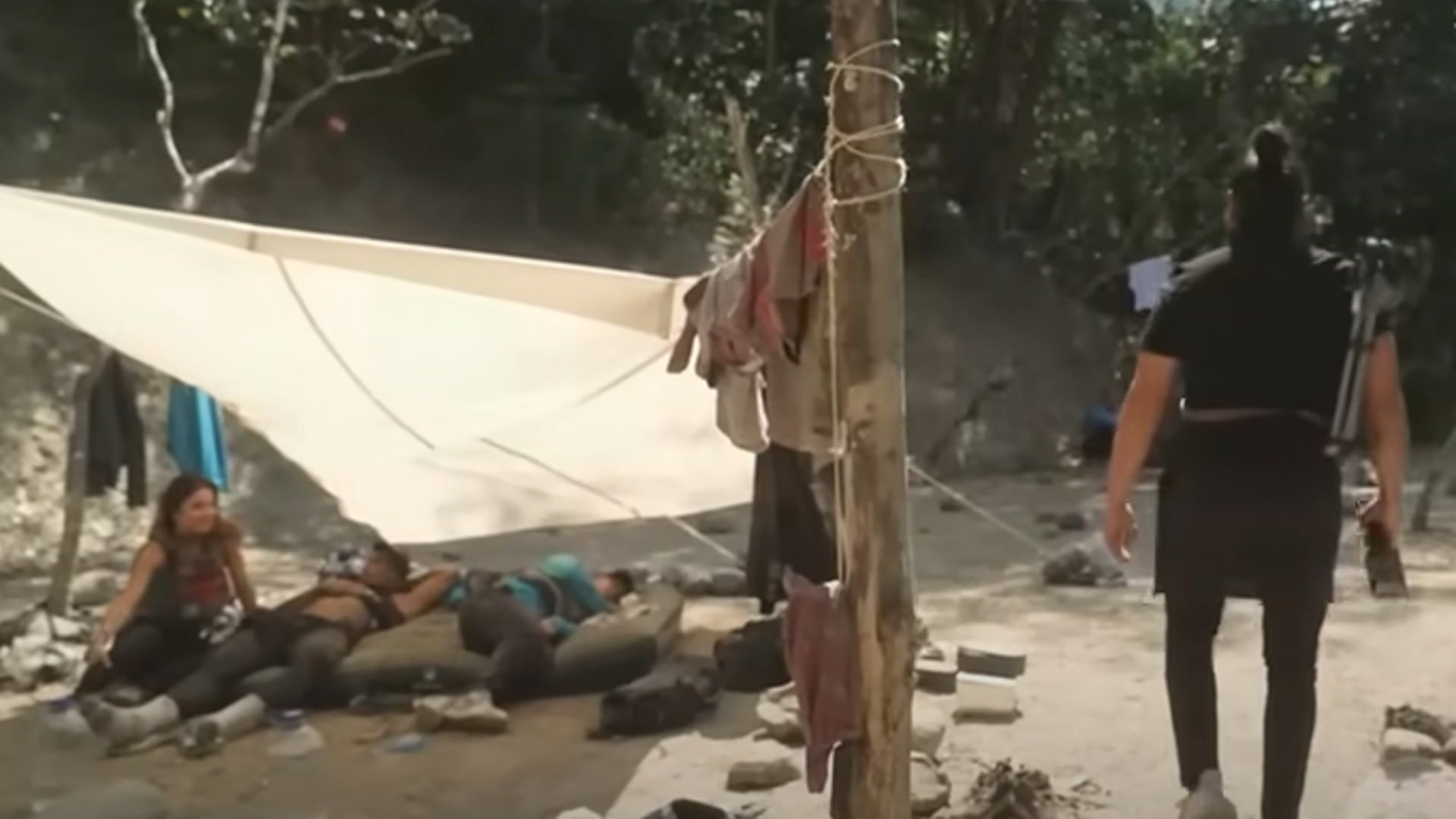 'Beta' recibió la visita de un peluquero, quien tendría que cortar el cabello a dos hombres y una mujer.