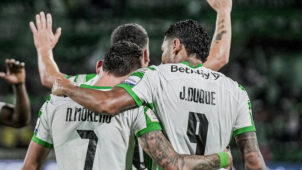 Jugadores de Nacional festejando una anotación