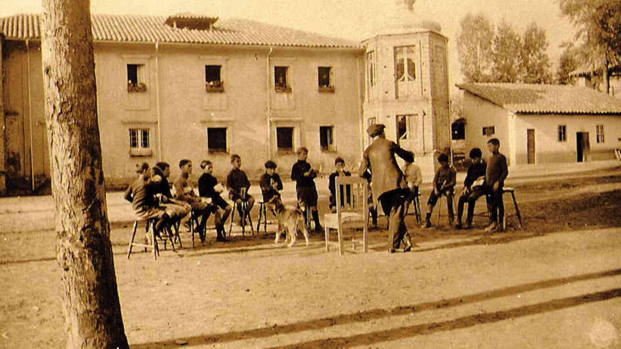 El Gimnasio Moderno inició labores con 39 estudiantes en 1914. Aquí una clase al aire libre en su primera sede, ubicada en la calle 57 con carrera Séptima.