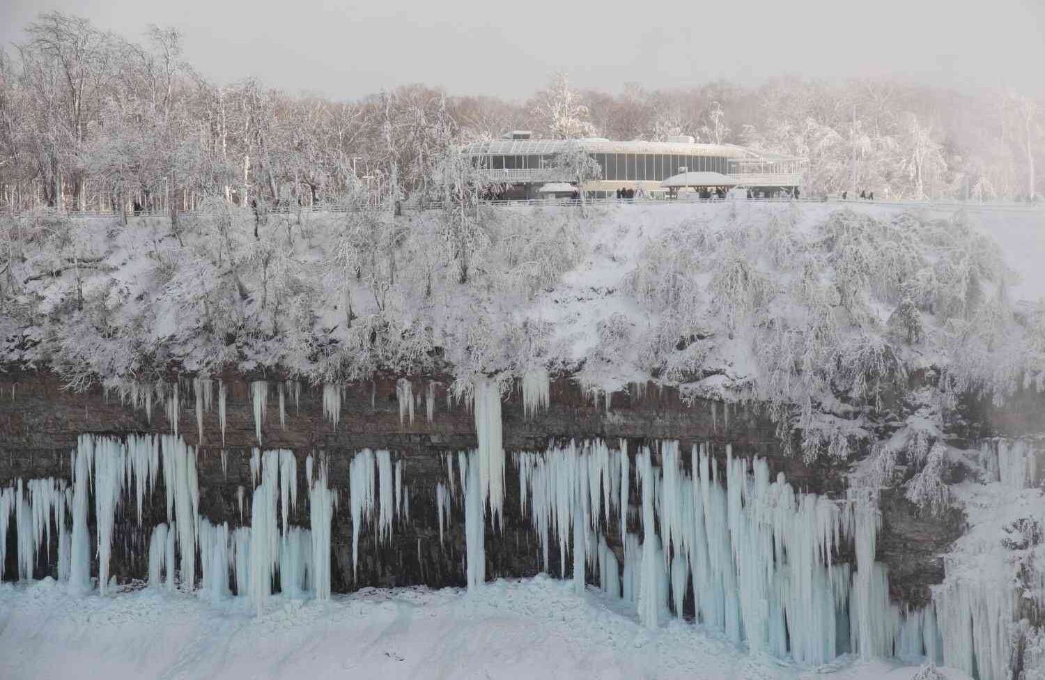 Una gran parte de las Cataratas del Niágara se congeló debido al clima frío que se ha vivido en Canadá durante dos semanas. (Seyit Aydogan - Anadolu).