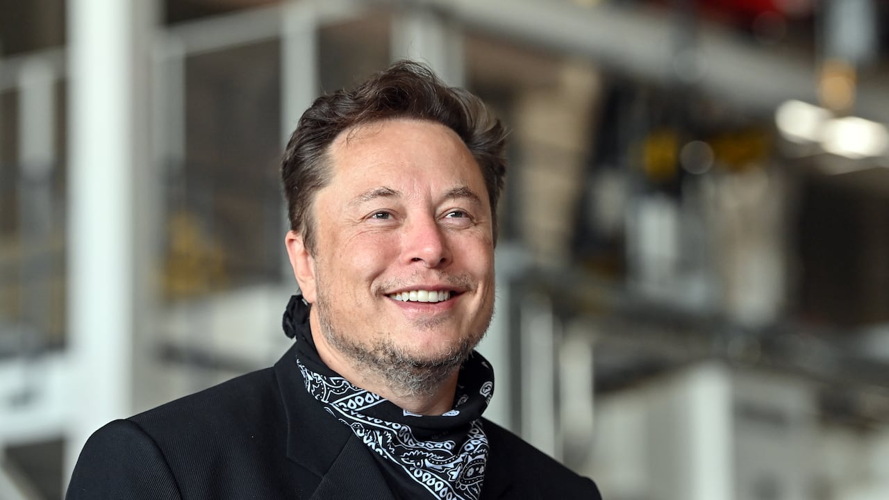 13 de agosto de 2021, Brandeburgo, Grünheide: Elon Musk, CEO de Tesla, se encuentra en la fundición de Tesla Gigafactory durante un evento de prensa. Está previsto que los primeros vehículos salgan de la línea de producción en Grünheide, cerca de Berlín, a finales de 2021. La empresa estadounidense tiene previsto fabricar aquí unas 500.000 unidades de las series compactas Model 3 y Model Y cada año. Foto: Patrick Pleul/dpa-Zentralbild/ZB (Foto de Patrick Pleul/Picture Alliance vía Getty Images)