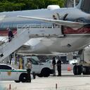 El expresidente Donald Trump llega al Aeropuerto Internacional de Miami el lunes 12 de junio de 2023.