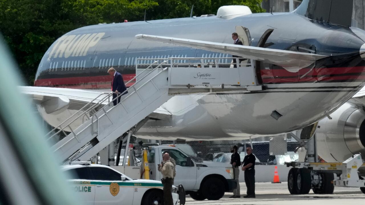 El expresidente Donald Trump llega al Aeropuerto Internacional de Miami el lunes 12 de junio de 2023.