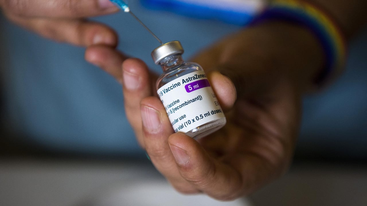 Según estudios la vacuna de Oxford-AstraZeneca tiene una efectividad del 62 % al 90 %.