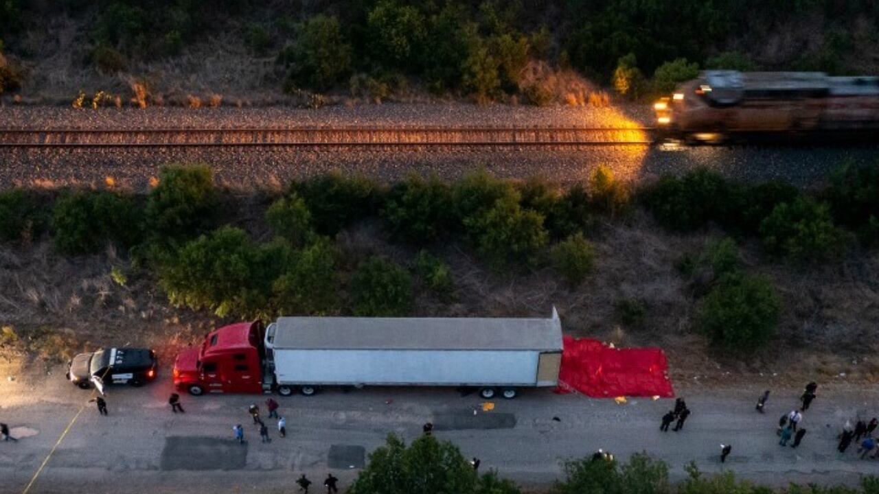 Este es el camión donde se encontraron sin vida varios migrantes en una carretera de San Antonio en Texas, Estados Unidos. Foto: AFP