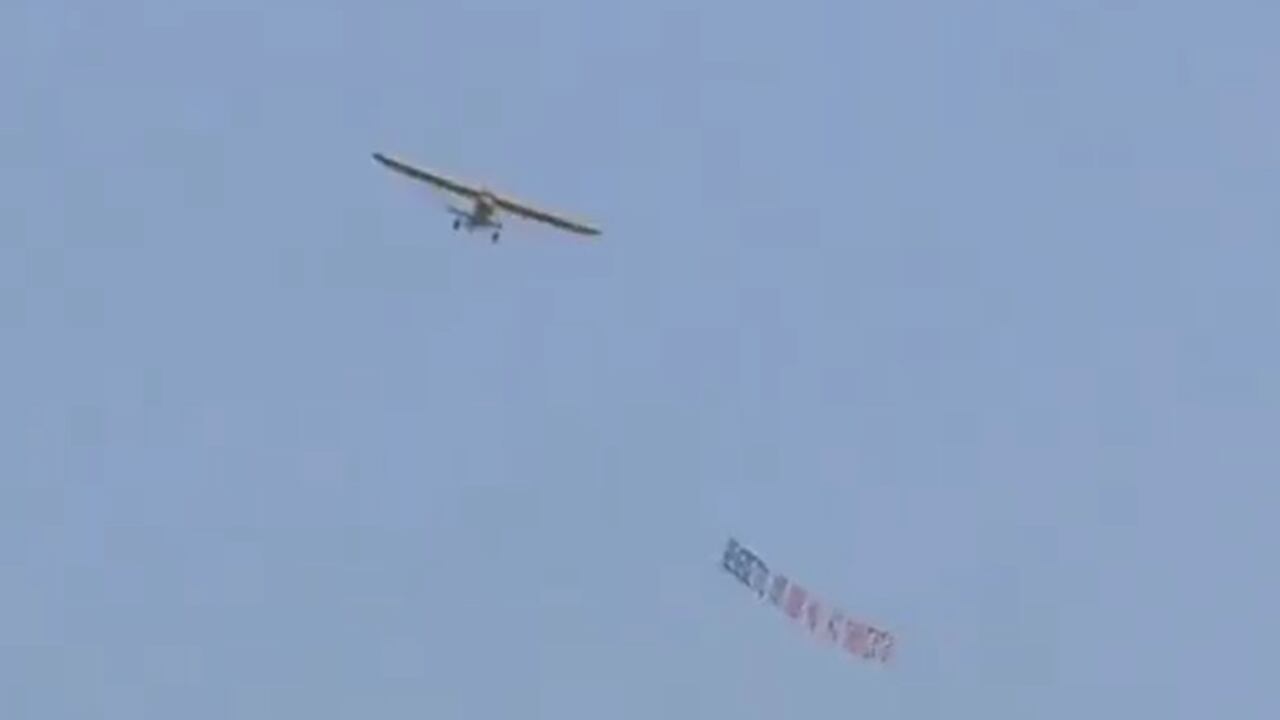 Las autoridades y la prensa italiana siguen sin saber de qué se trató este letrero. Foto: Twitter @Chufl3t3r0.