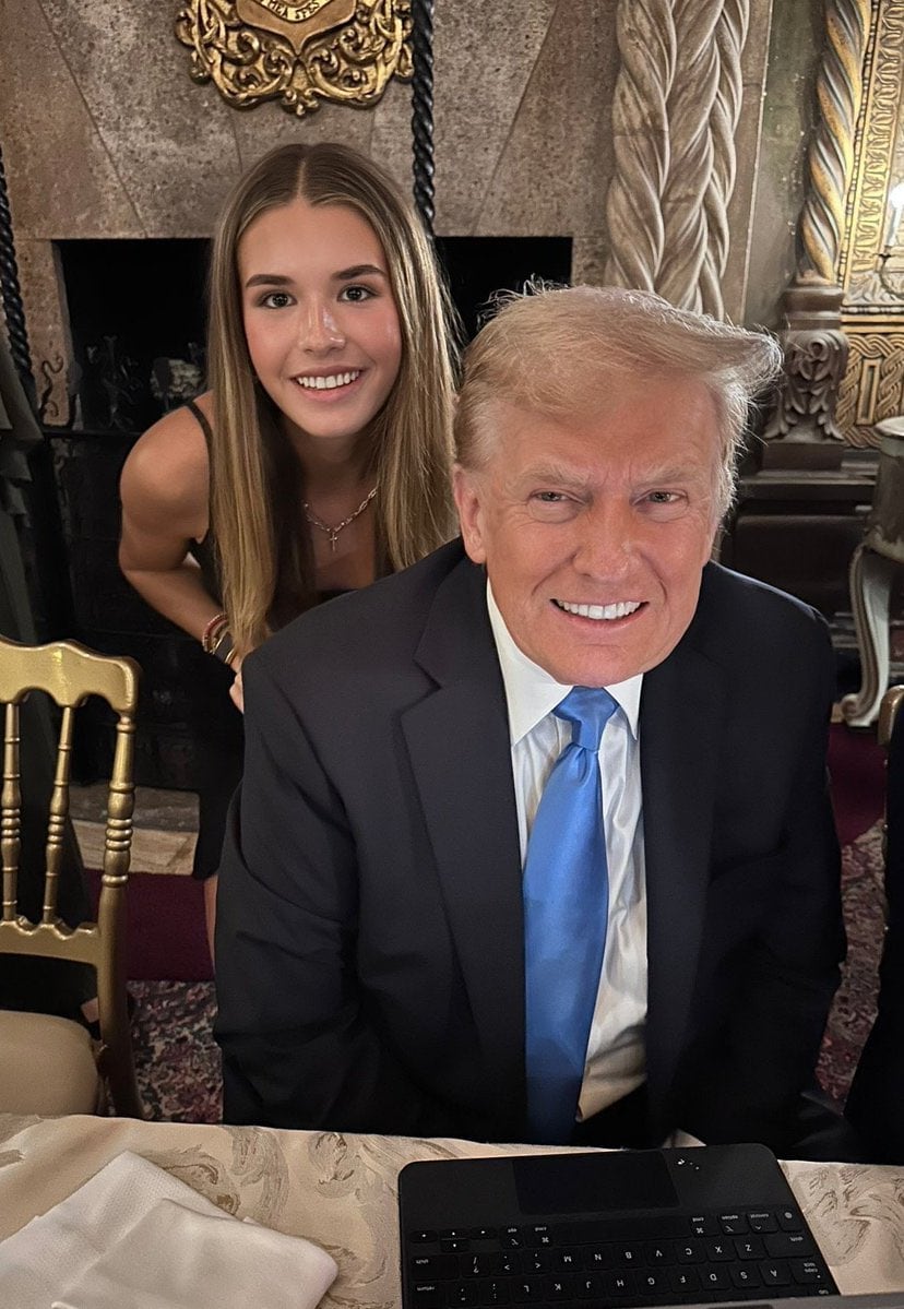 Kai Trump junto a su abuelo, el presidente de los Estados Unidos, Donald Trump