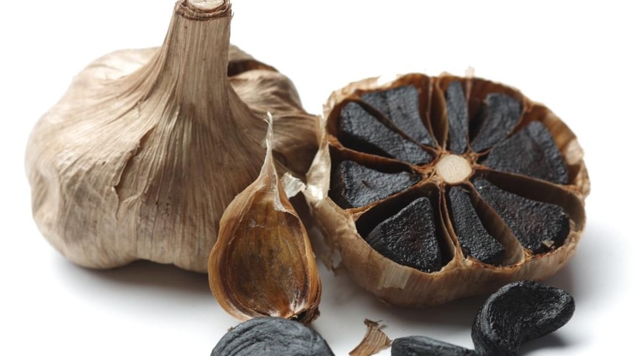 Respecto a la cáscara es igual que el ajo blanco, solo que es un poco más seco.