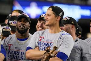 Corey Seager, campocorto de los Rangers de Texas, sonríe tras ganar el trofeo al Jugador Más Valioso de la Serie Mundial ante los Diamondbacks de Arizona, el miércoles 1 de noviembre de 2023 (AP foto/Brynn Anderson)