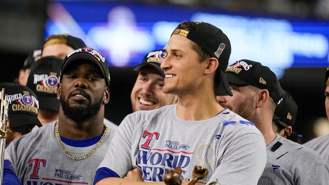 Corey Seager, campocorto de los Rangers de Texas, sonríe tras ganar el trofeo al Jugador Más Valioso de la Serie Mundial ante los Diamondbacks de Arizona, el miércoles 1 de noviembre de 2023 (AP foto/Brynn Anderson)