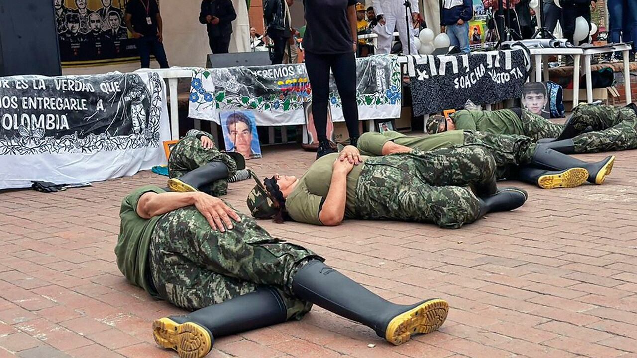 Performance sobre asesinatos y desapariciones forzadas presentados como bajas en combate por agentes del Estado.
