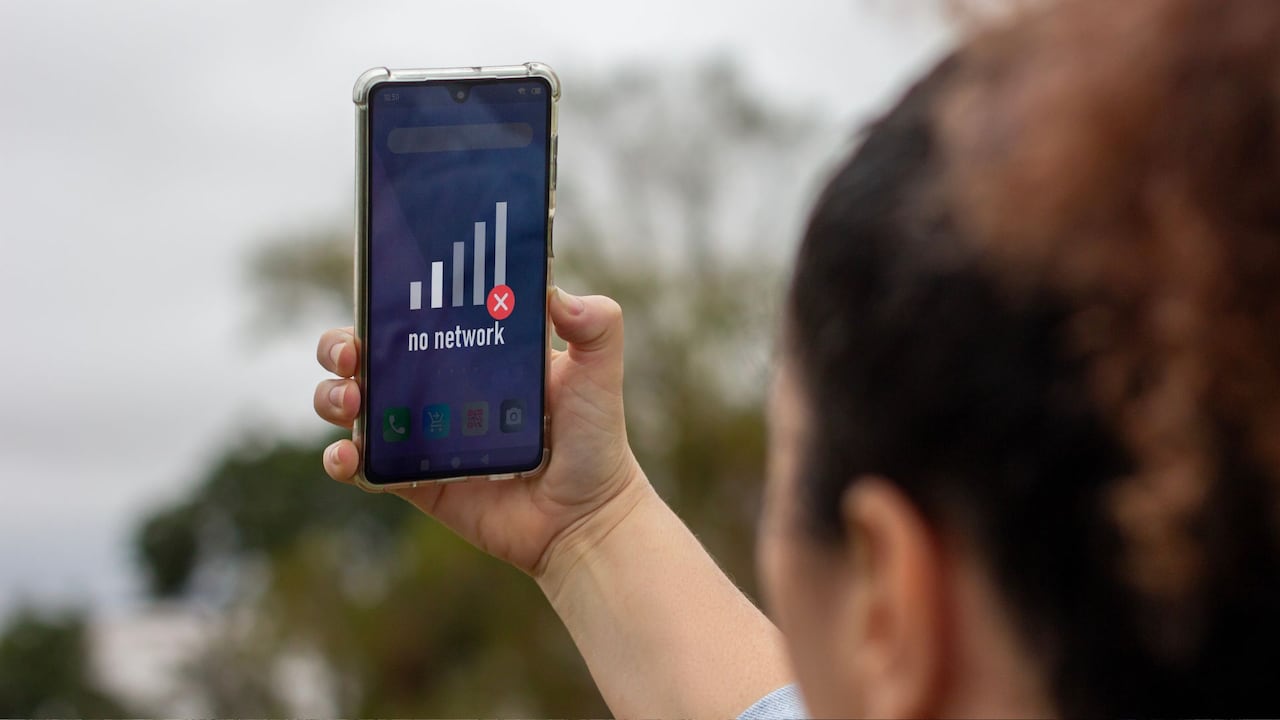 Imagen de referencia de mujer sin señal del celular.