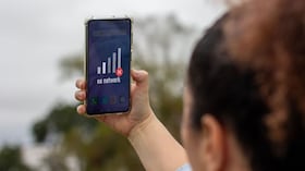 Imagen de referencia de mujer sin señal del celular.