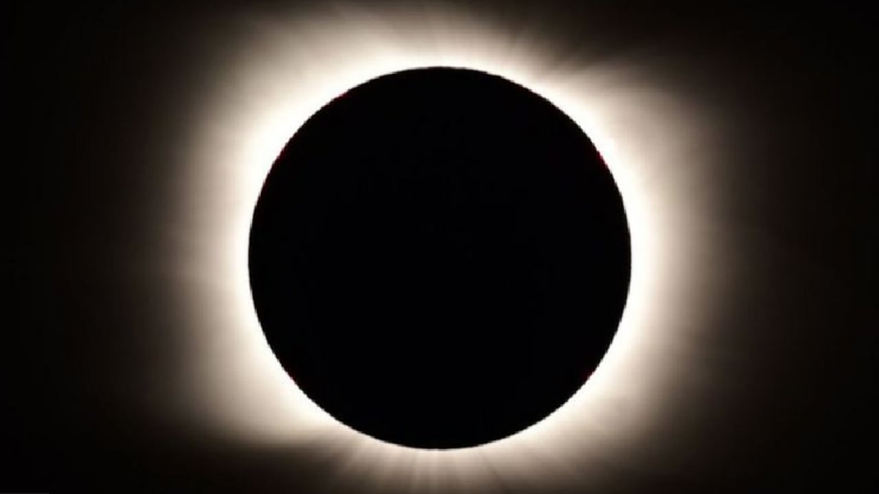 Cuando la Luna tapa al Sol se hace visible la corona solar. BBC - GETTY